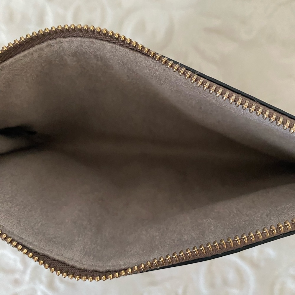 Kate Spade metallic large pouch - Picture 2 of 4